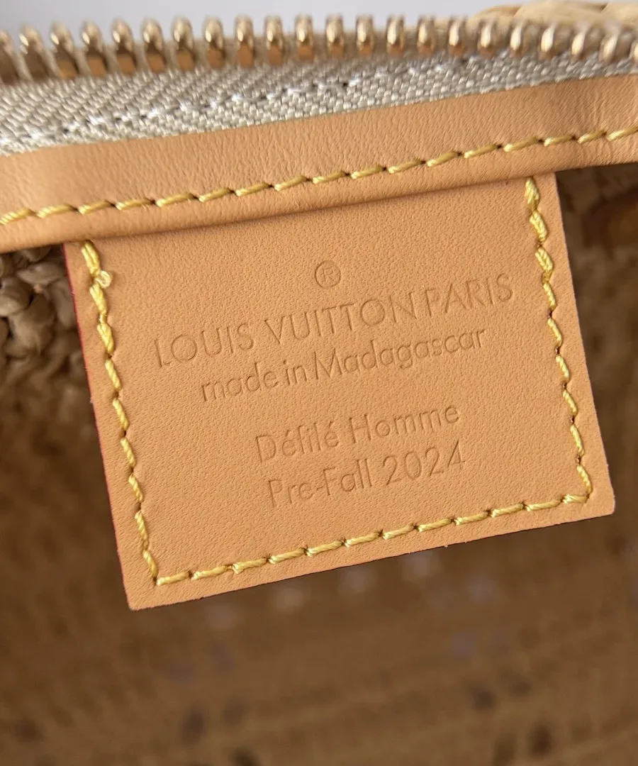 Крупный план внутренней кожаной нашивки с тиснением Louis Vuitton Paris