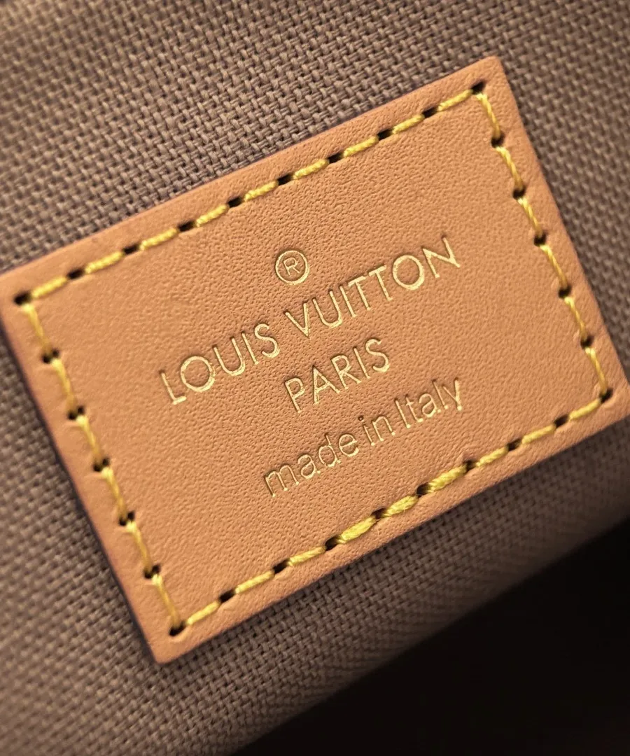 Кожаная нашивка с тиснением Louis Vuitton Paris внутри сумки