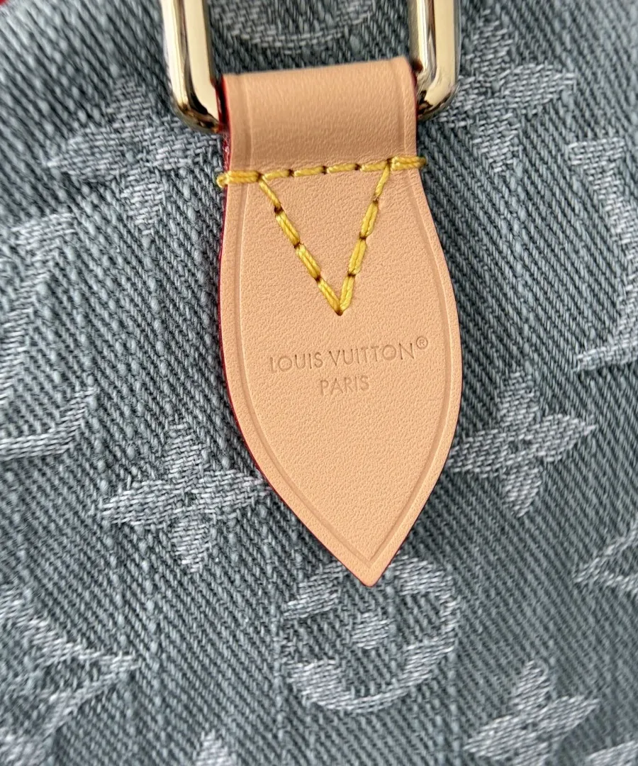 Кожаное крепление ручки с тиснением Louis Vuitton Paris