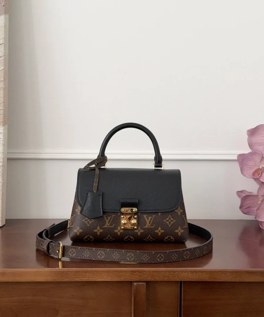 Сумка Louis Vuitton Madelene BB из канвы Monogram с черным клапаном, вид спереди с ремнем