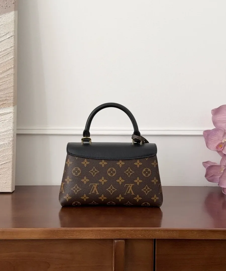 Сумка Louis Vuitton Madelene BB из канвы Monogram с черным клапаном, вид сзади
