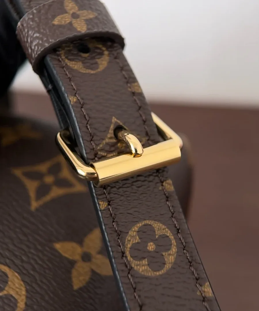 Регулируемая пряжка на плечевом ремне из канвы Monogram