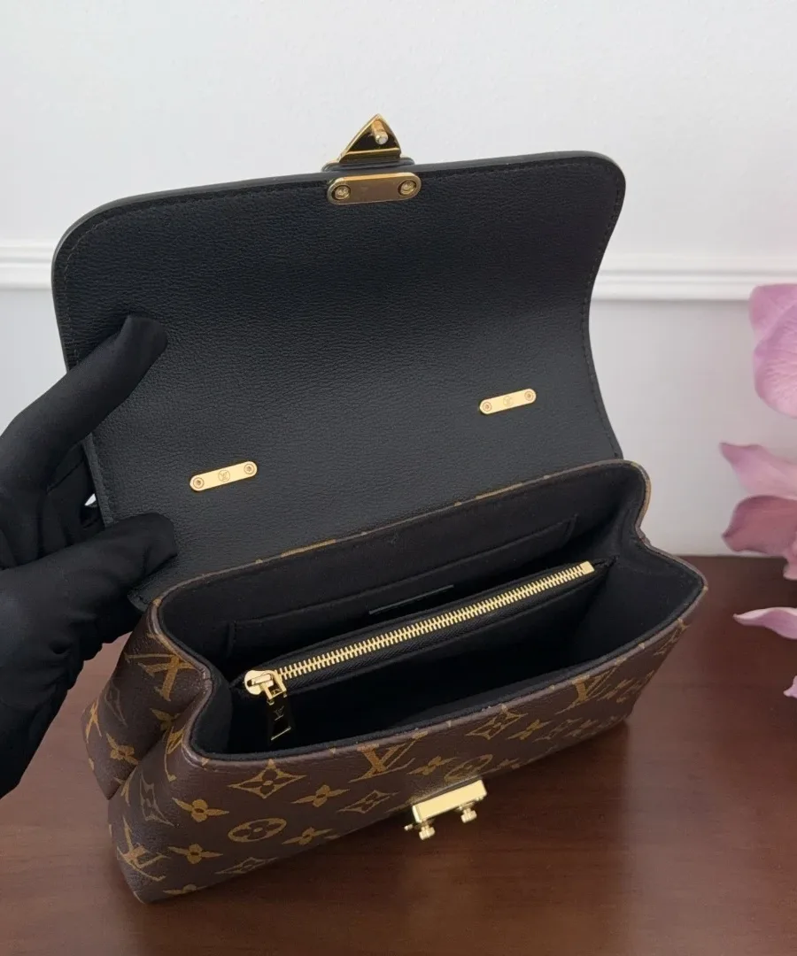 Открытая сумка Louis Vuitton Madelene BB, вид на внутреннее отделение с карманом