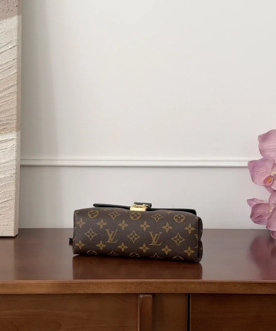 Сумка Louis Vuitton Madelene BB из канвы Monogram с черным клапаном, вид снизу
