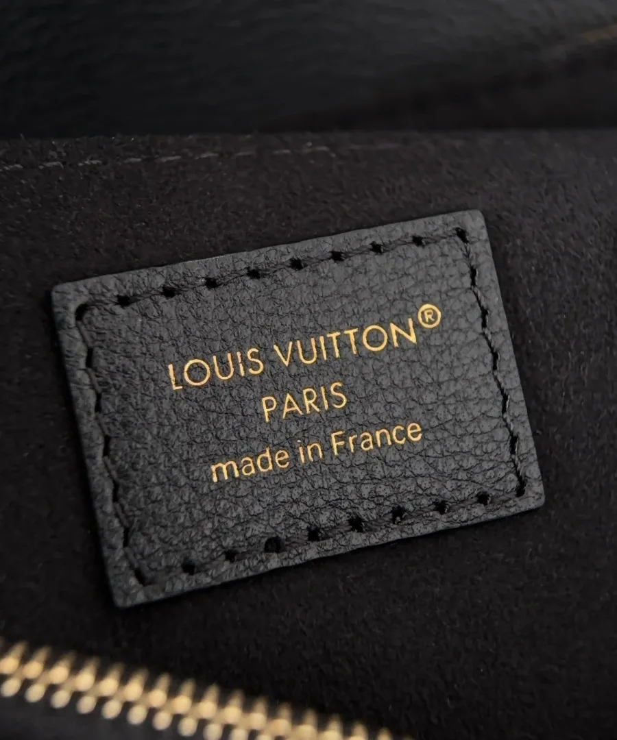 Кожаная нашивка с золотистым тиснением Louis Vuitton Paris внутри сумки