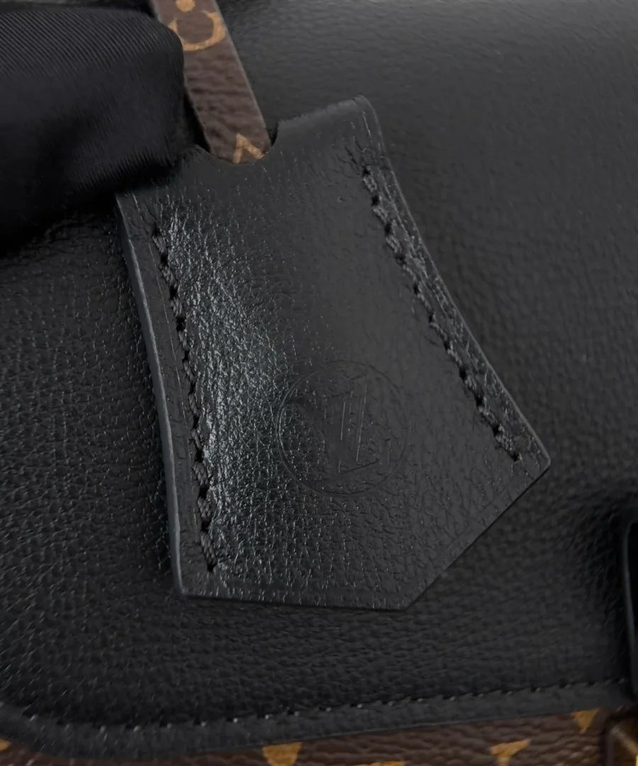 Кожаная багажная бирка черного цвета на ручке сумки Louis Vuitton