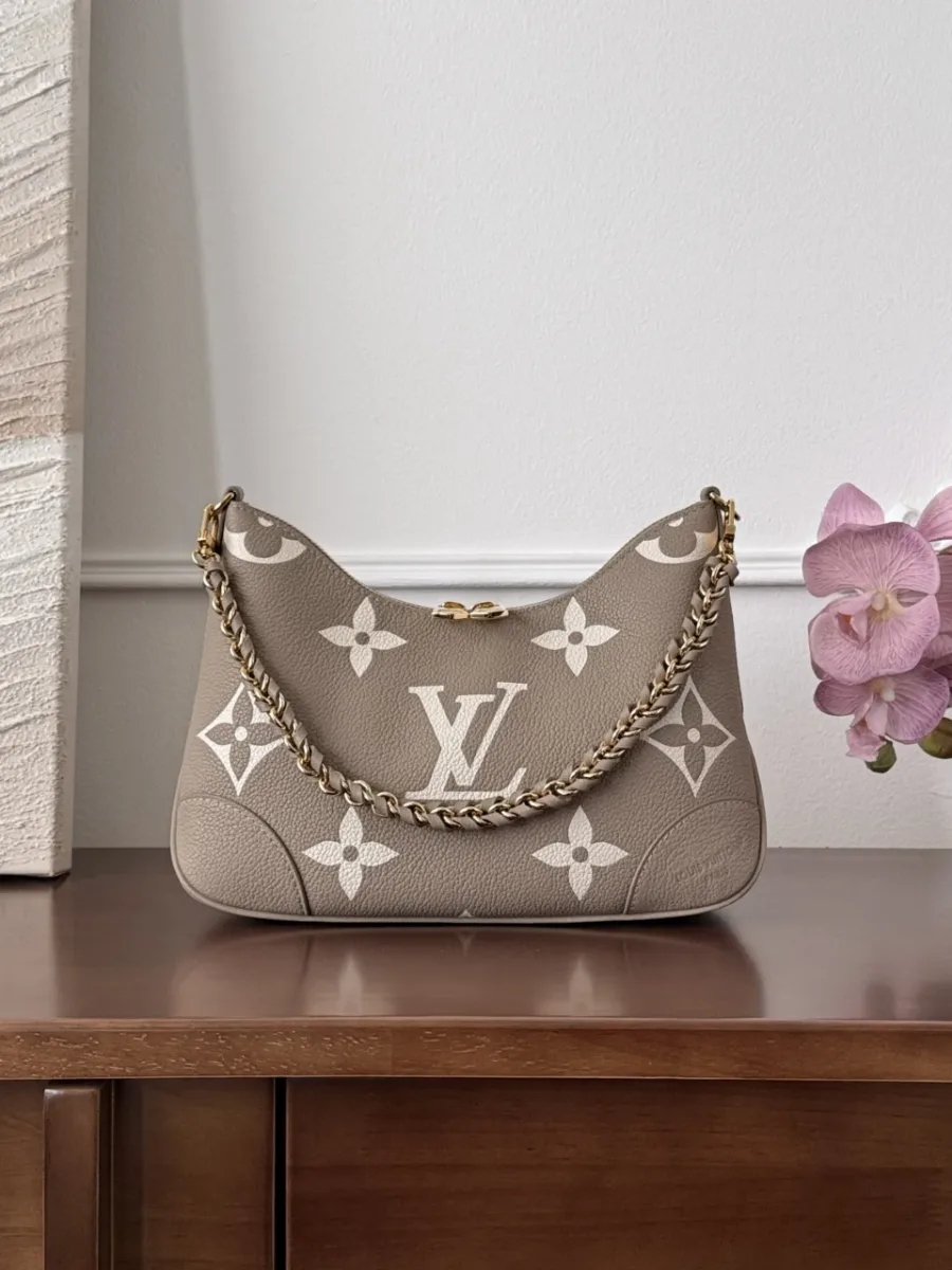 Серо-бежевая сумка-хобо с белым узором Monogram Empreinte и золотистой цепочкой, вид спереди