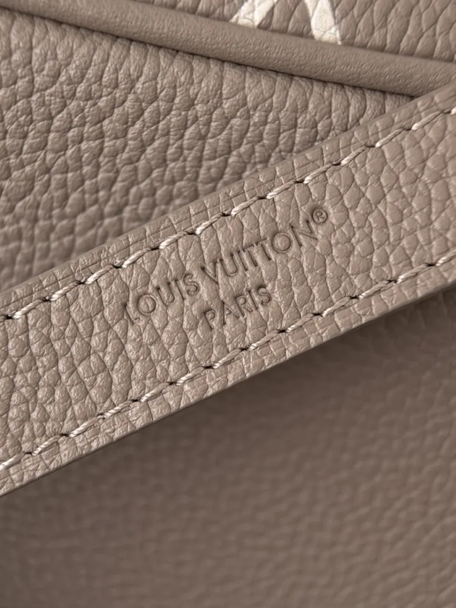 Тиснение Louis Vuitton Paris на кожаном плечевом ремне