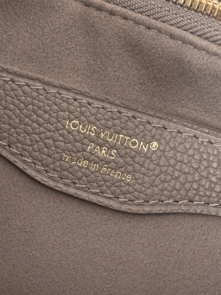 Внутреннее кожаное клеймо Louis Vuitton Paris золотистым тиснением