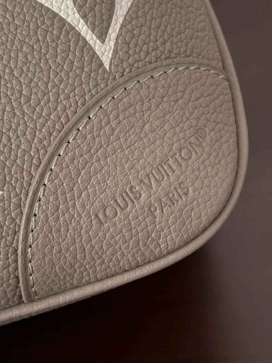 Тиснение Louis Vuitton Paris на кожаном уголке сумки