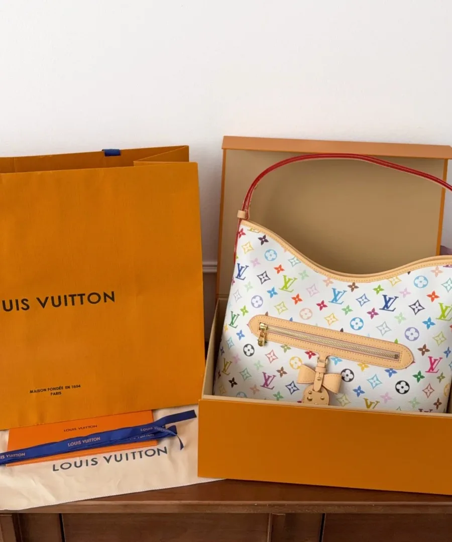 Сумка Louis Vuitton Lineup в фирменной коробке рядом с пыльником и пакетом