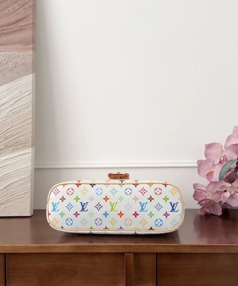Белая сумка Louis Vuitton Lineup с разноцветным принтом Monogram, вид снизу