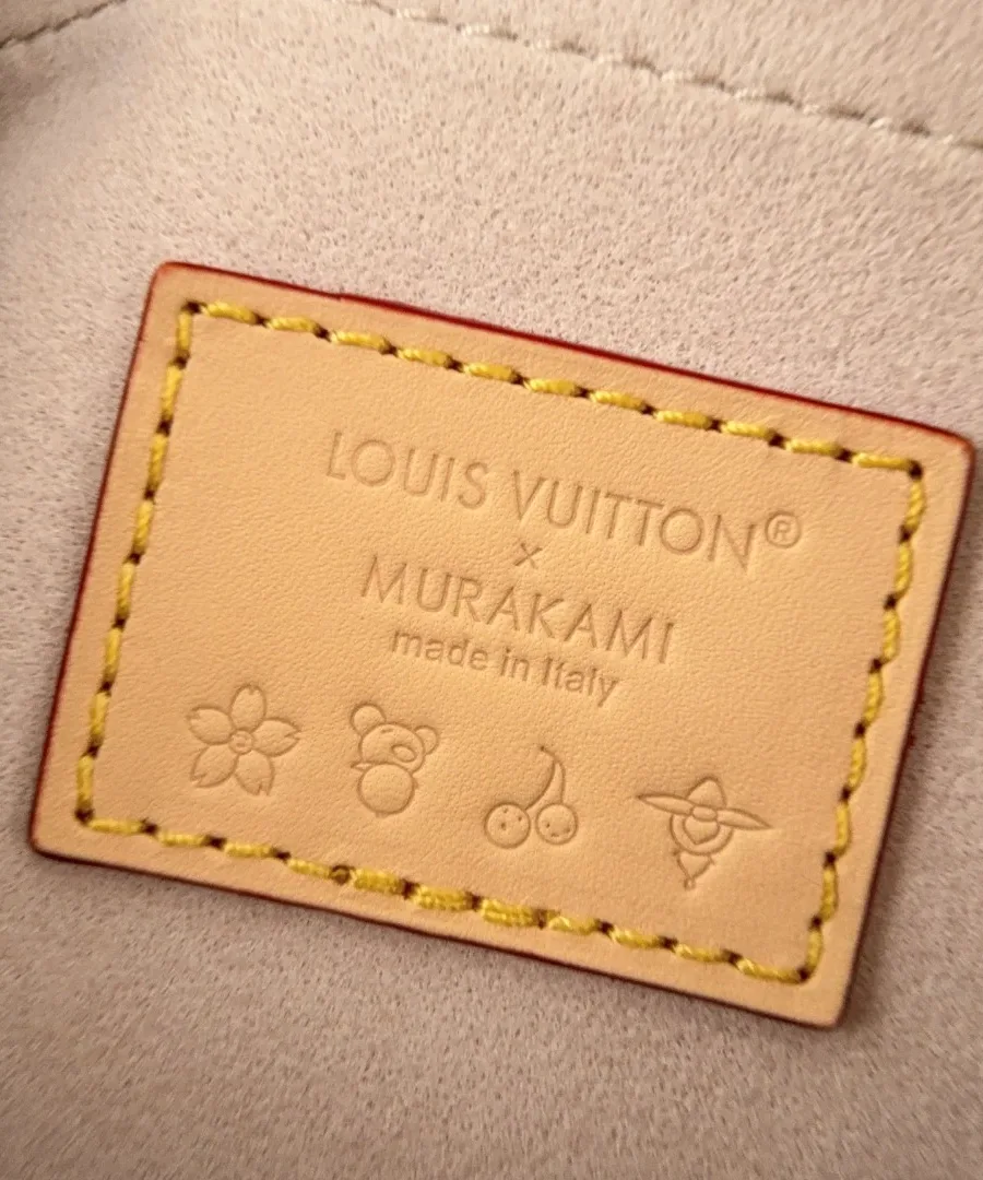 Кожаная нашивка внутри сумки с тиснением Louis Vuitton x Murakami