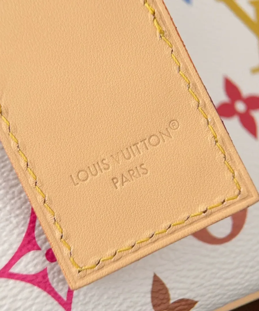 Кожаный ярлык с тиснением Louis Vuitton Paris на фоне разноцветного монограмма