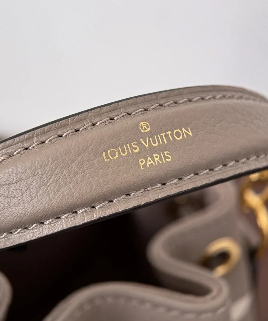 Золотистое тиснение Louis Vuitton Paris на съемной кожаной ручке