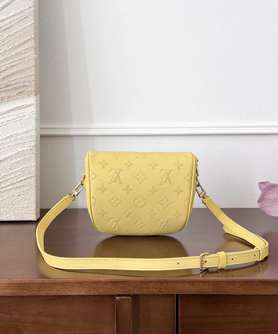 Жёлтая поясная сумка Louis Vuitton Mini Bumbag с кожаным ремнем, вид сзади