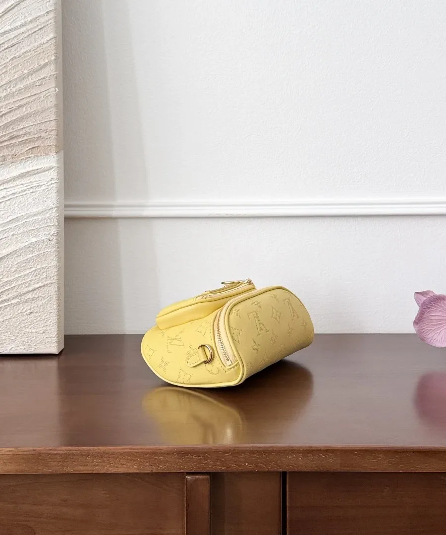 Жёлтая поясная сумка Louis Vuitton Mini Bumbag, вид сбоку