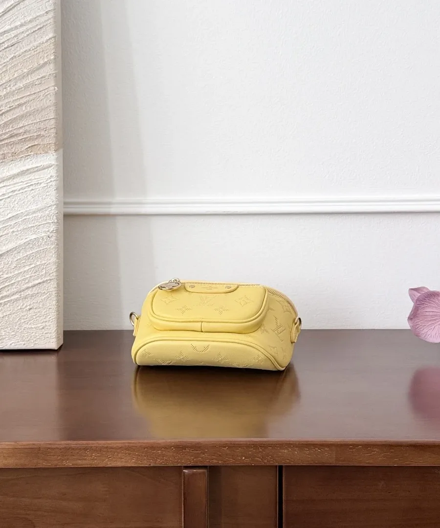 Жёлтая поясная сумка Louis Vuitton Mini Bumbag, вид снизу