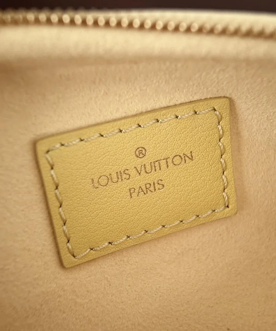 Внутренняя кожаная нашивка с тиснением Louis Vuitton Paris