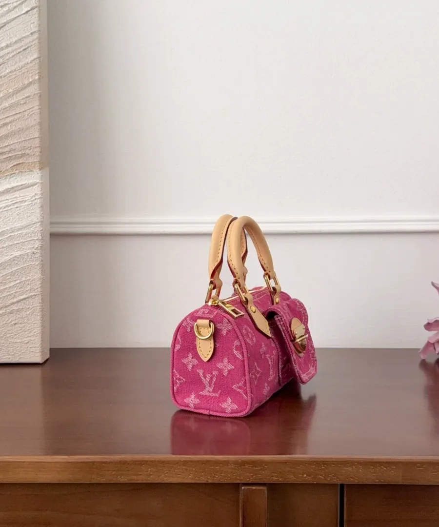 Мини-сумка Louis Vuitton Nano Speedy из розового денима, вид сбоку