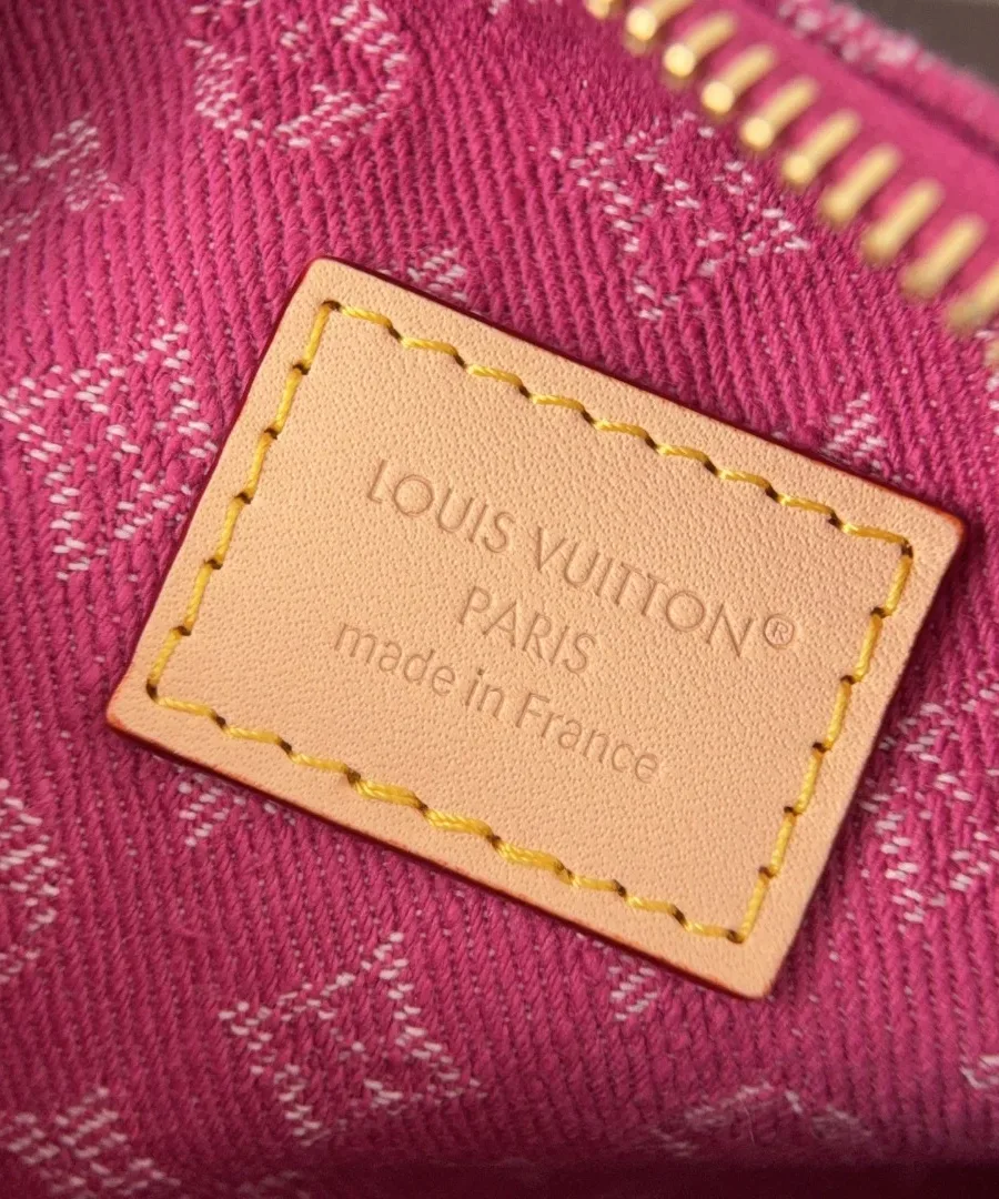 Внутренняя кожаная нашивка с тиснением Louis Vuitton Paris