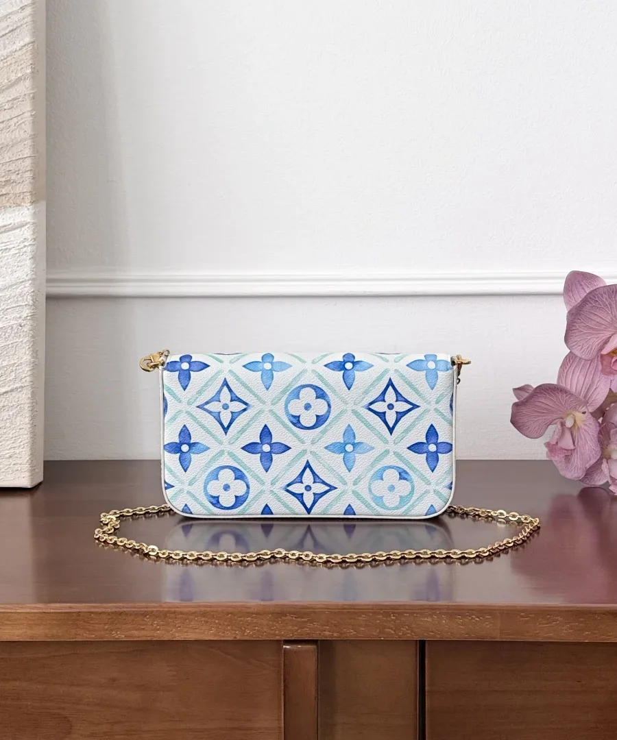 Сумка Louis Vuitton Pochette Félicie с золотистой цепочкой, вид сзади