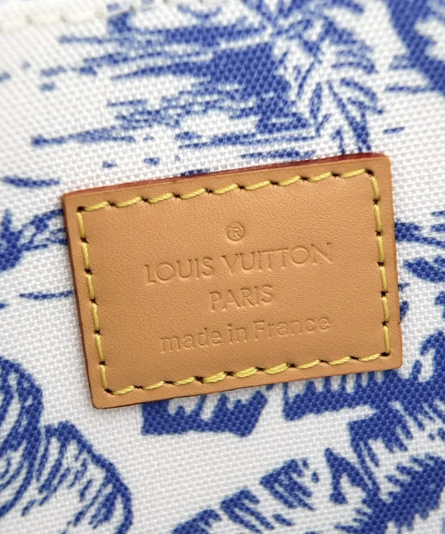 Кожаная нашивка с тиснением Louis Vuitton Paris внутри сумки