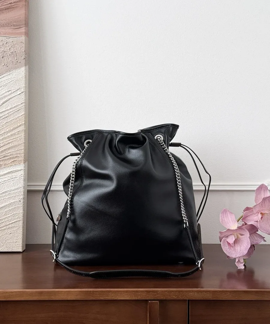 Черная сумка-мешок Louis Vuitton Off Duty с затянутым шнурком, вид спереди
