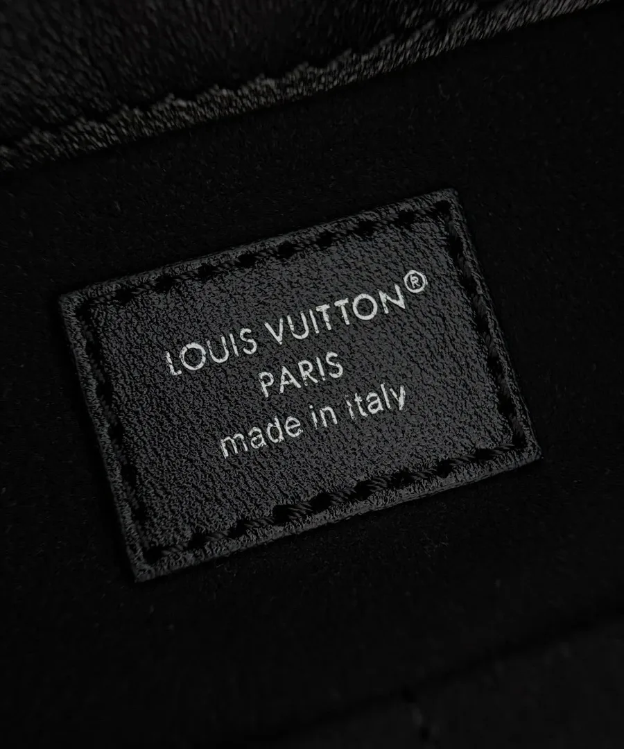 Кожаная нашивка с тиснением Louis Vuitton Paris made in Italy внутри сумки