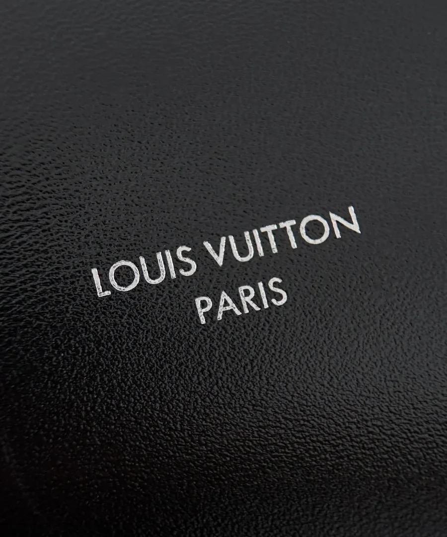Серебристый тисненый логотип Louis Vuitton Paris на черной коже