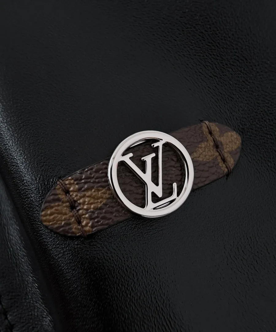 Круглый серебристый логотип LV Circle на хлястике из канвы Monogram