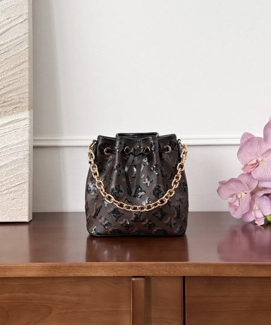 Сумка-ведро Louis Vuitton NéoNoé BB из канвы Monogram с пайетками, вид спереди с золотистой цепочкой