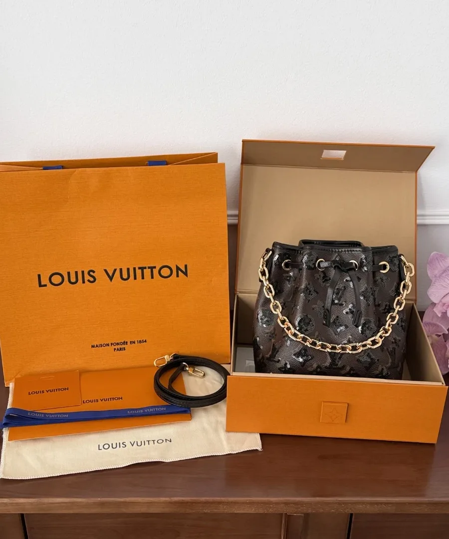 Сумка Louis Vuitton NéoNoé BB в фирменной коробке рядом с пыльником и бумажным пакетом