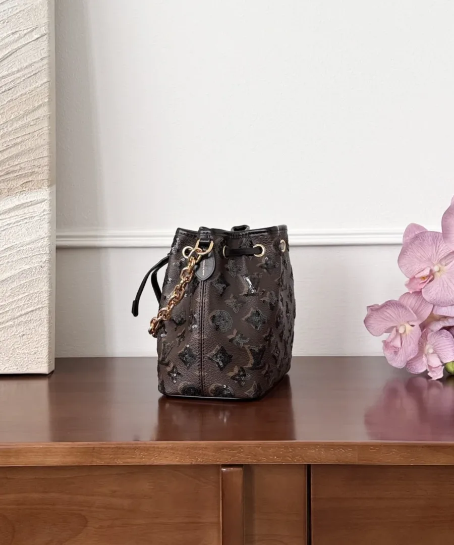 Сумка-ведро Louis Vuitton NéoNoé BB из канвы Monogram с пайетками, вид сбоку