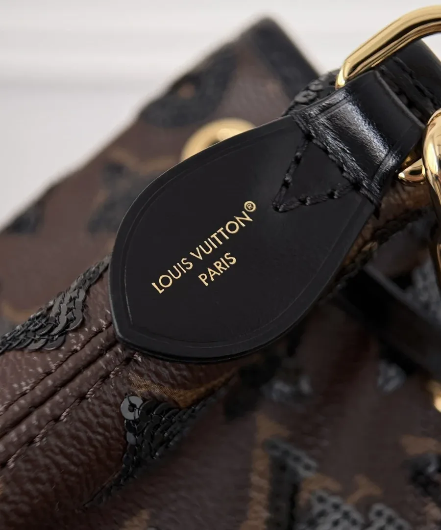 Крупный план кожаного крепления с золотистым тиснением Louis Vuitton Paris