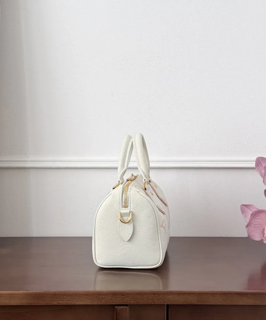 Белая сумка Speedy 20 с розовым узором Monogram, вид сбоку