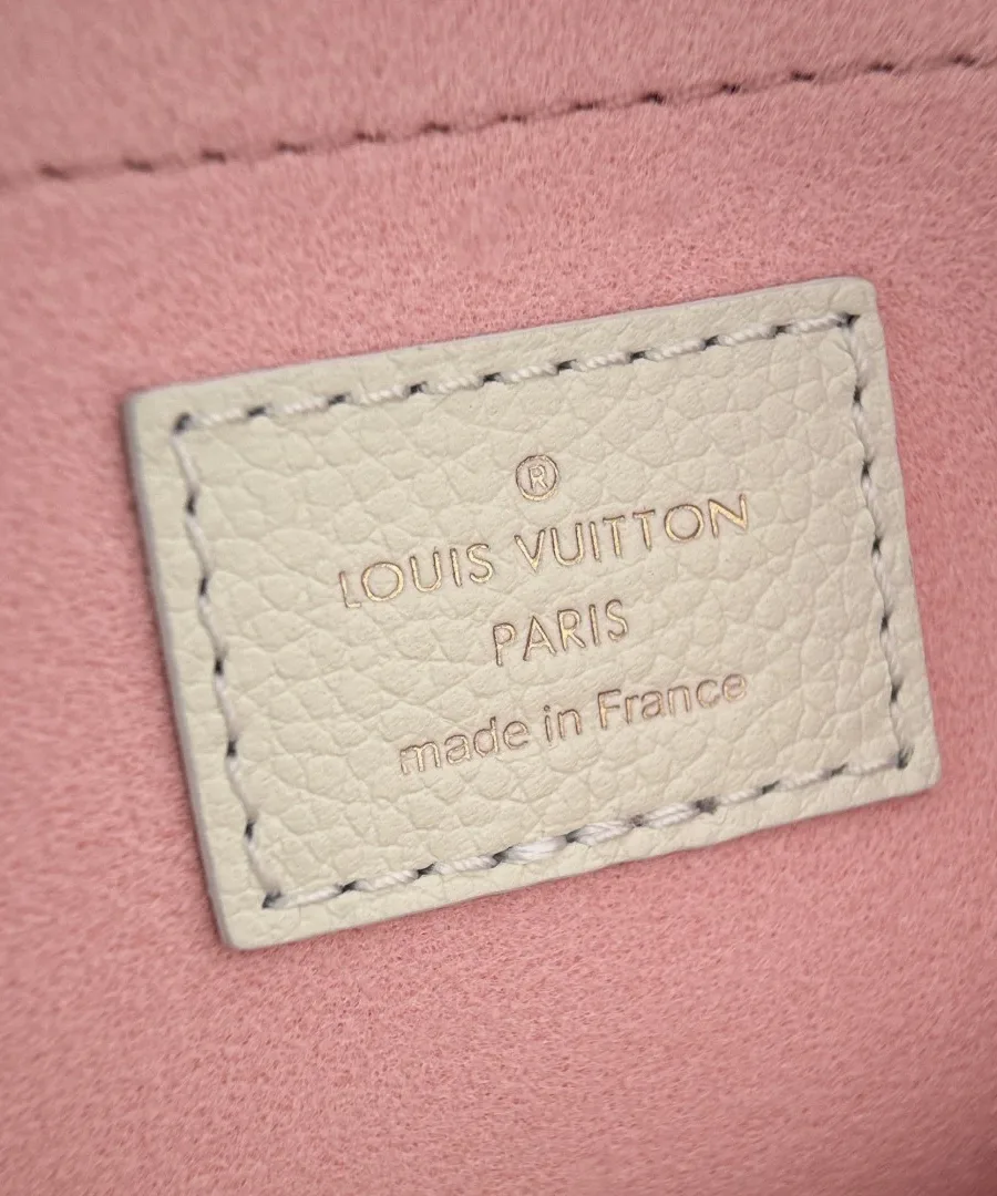 Внутренняя кожаная нашивка с тиснением Louis Vuitton Paris на розовой подкладке