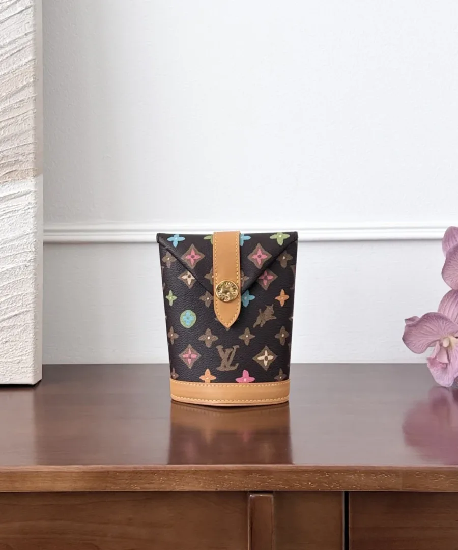 Коричневая сумка-мешок Louis Vuitton Fries Pouch с разноцветным монограмным узором, вид спереди