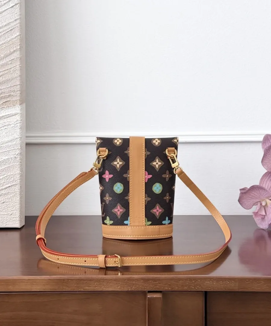 Коричневая сумка Louis Vuitton Fries Pouch с прикрепленным кожаным плечевым ремнем, вид сзади