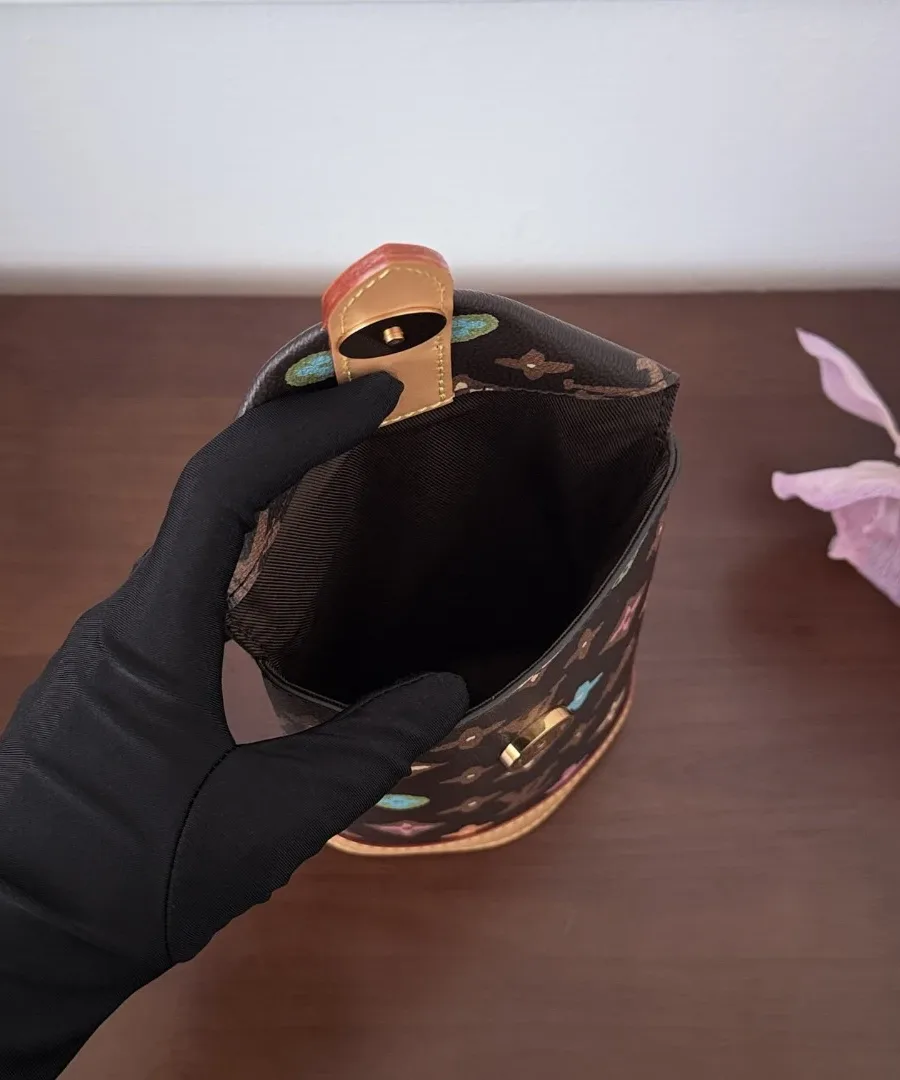 Вид сверху на открытое внутреннее отделение сумки Louis Vuitton Fries Pouch