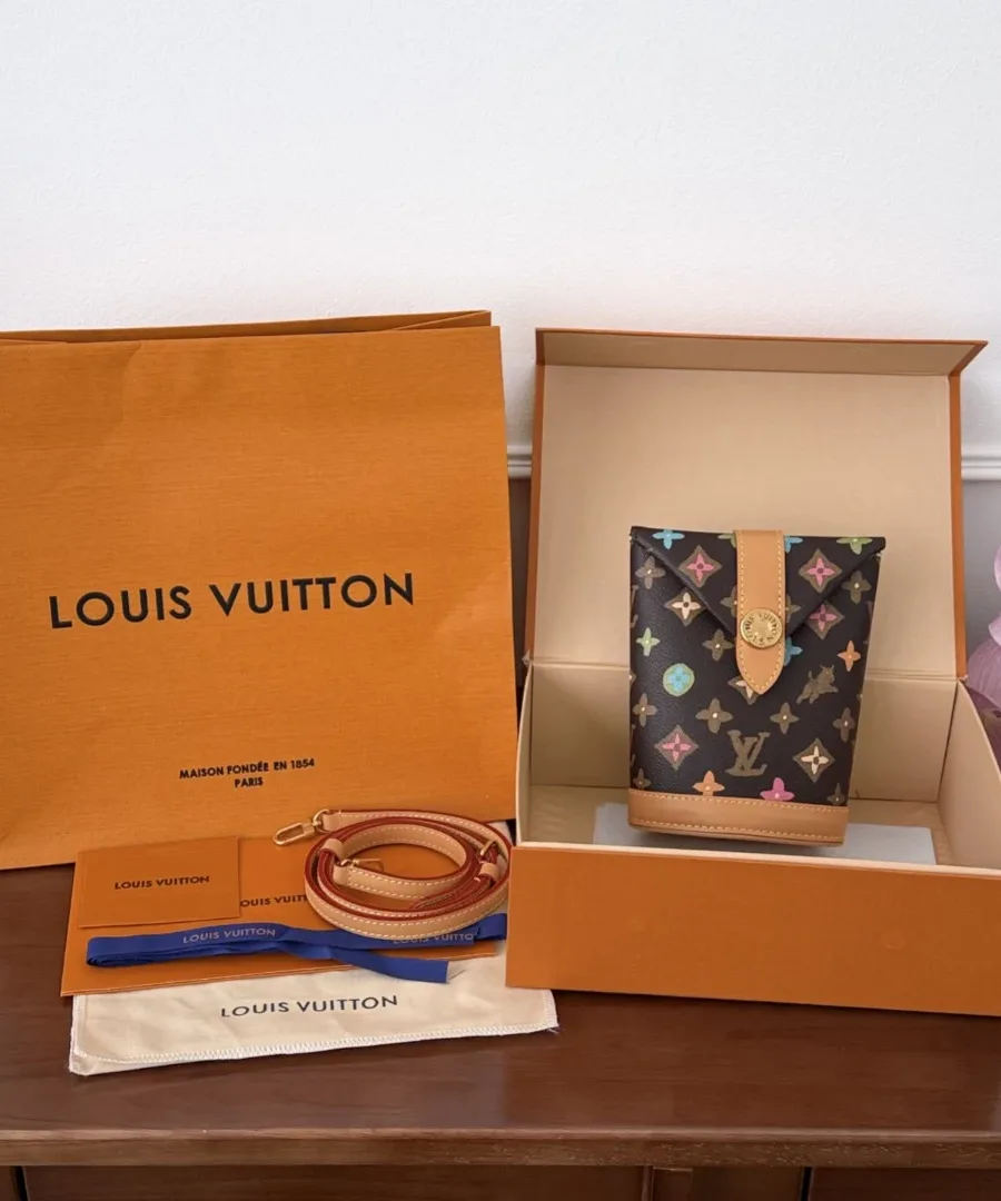 Сумка Louis Vuitton Fries Pouch в комплекте с фирменной коробкой, пакетом и пыльником