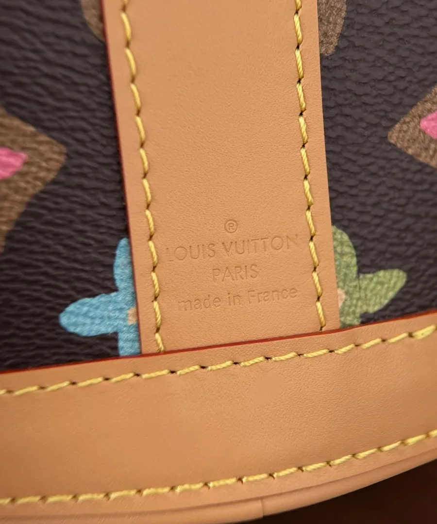 Крупный план кожаной отделки с тиснением Louis Vuitton Paris