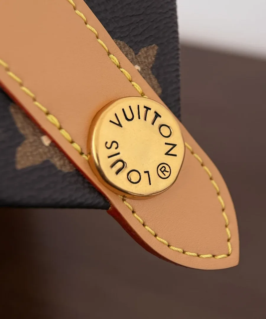 Золотистая металлическая кнопка с гравировкой Louis Vuitton на кожаном ремешке