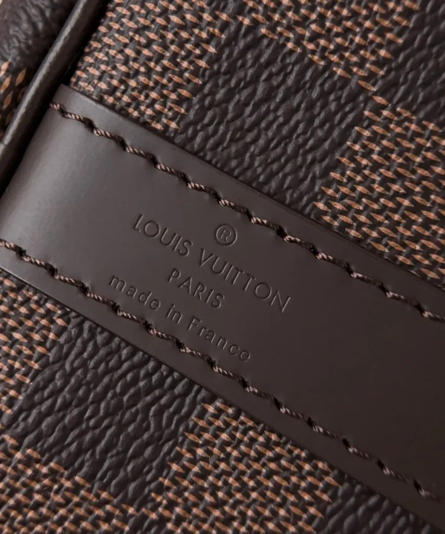 Тисненый логотип Louis Vuitton Paris made in France на кожаной отделке