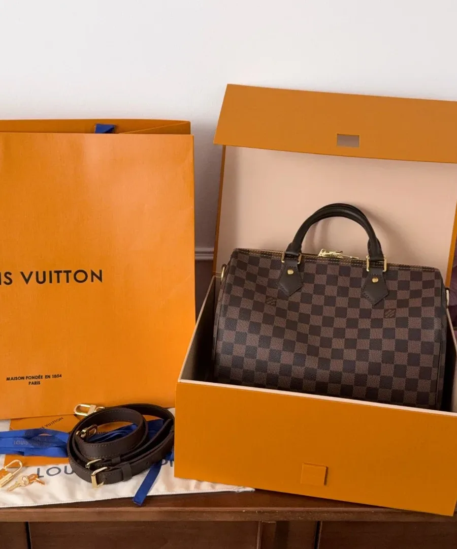 Сумка Louis Vuitton Speedy 30 в фирменной коробке рядом с бумажным пакетом