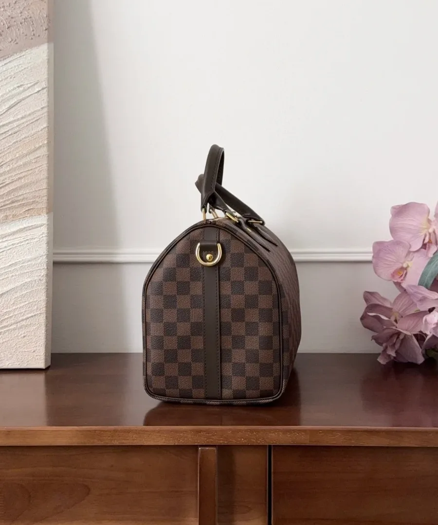 Вид сбоку коричневой сумки Louis Vuitton Speedy 30 в клетку Damier Ebene