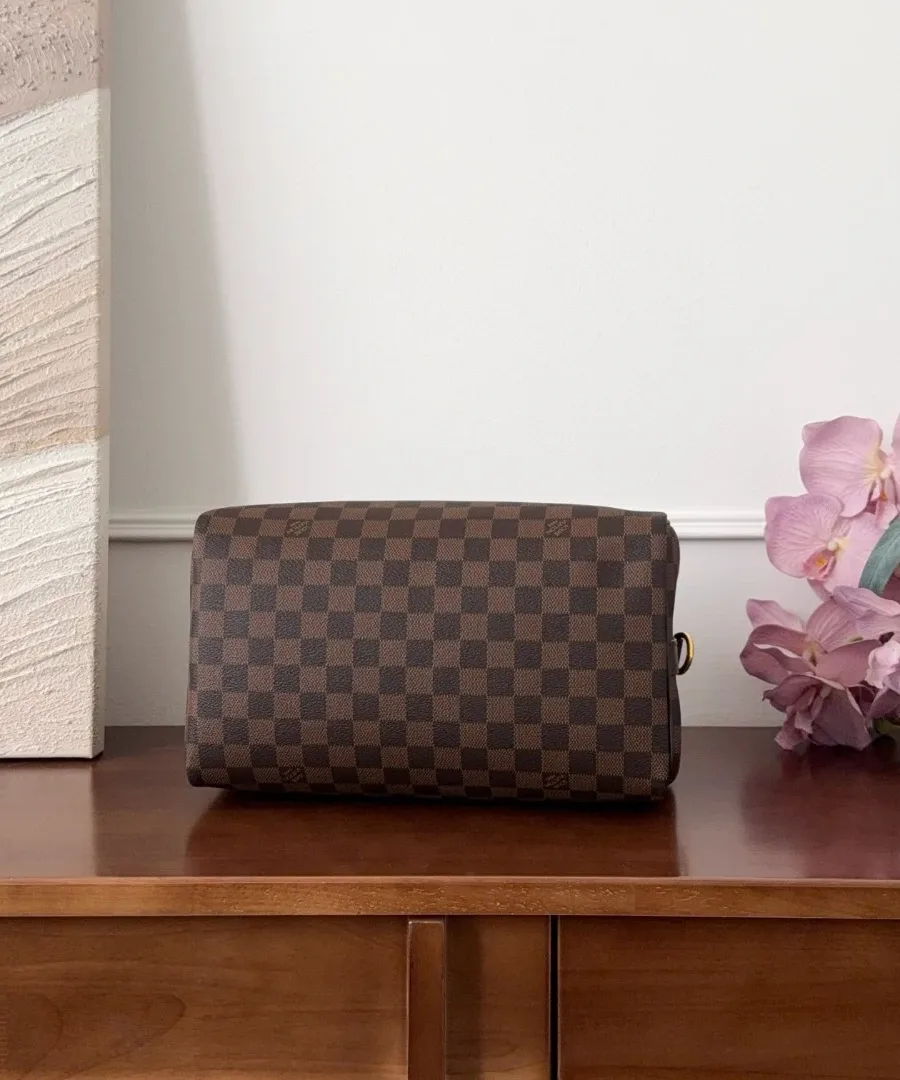 Вид снизу коричневой сумки Louis Vuitton Speedy 30 в клетку Damier Ebene
