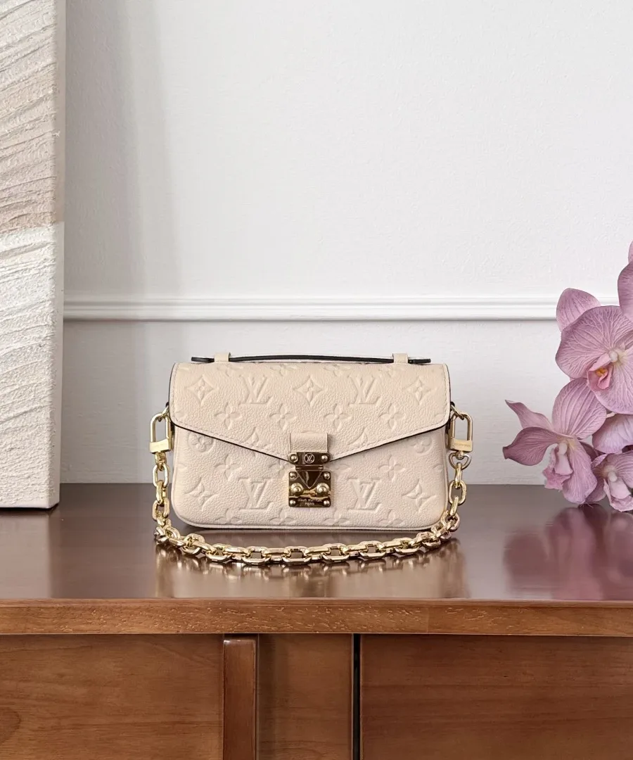Молочно-белая сумка Louis Vuitton Pochette Métis East West, вид спереди