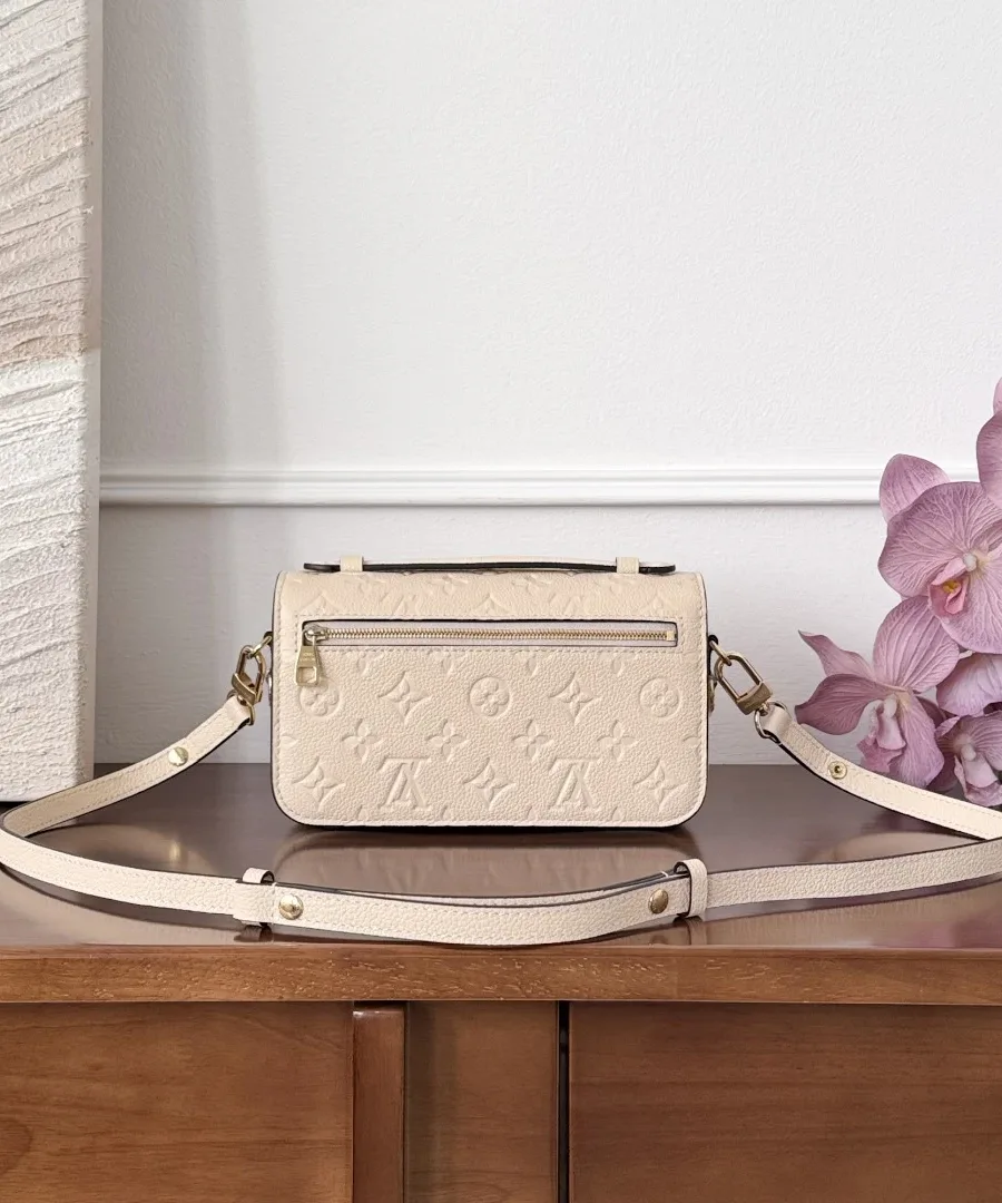 Молочно-белая сумка Louis Vuitton Pochette Métis East West, вид сзади с карманом на молнии