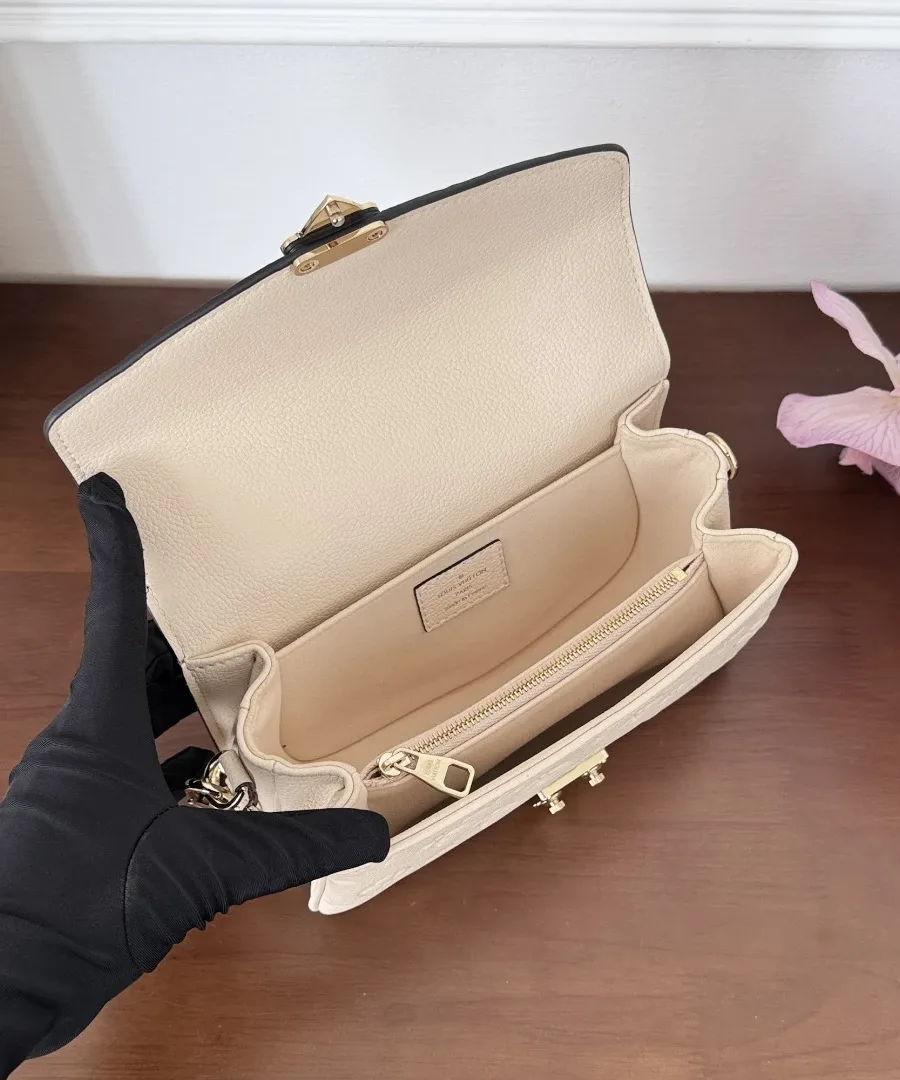 Открытая сумка Louis Vuitton Pochette Métis East West, вид на внутренние отделения
